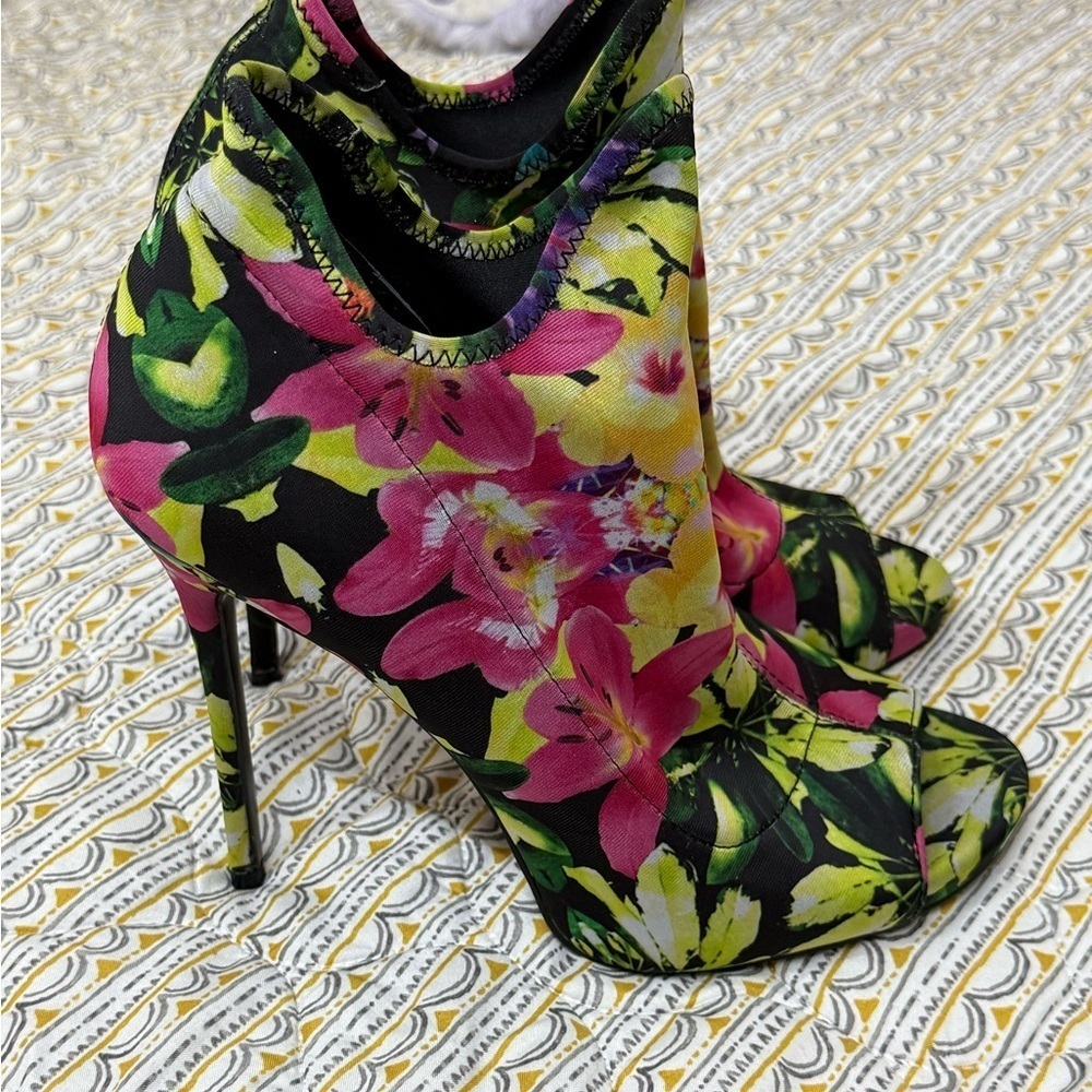 Steve Madden Floral Black Pink Green Heels - Picture 3 of 8